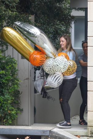 Elsa Pataky - Receives a bundle of helium balloons in Sydney