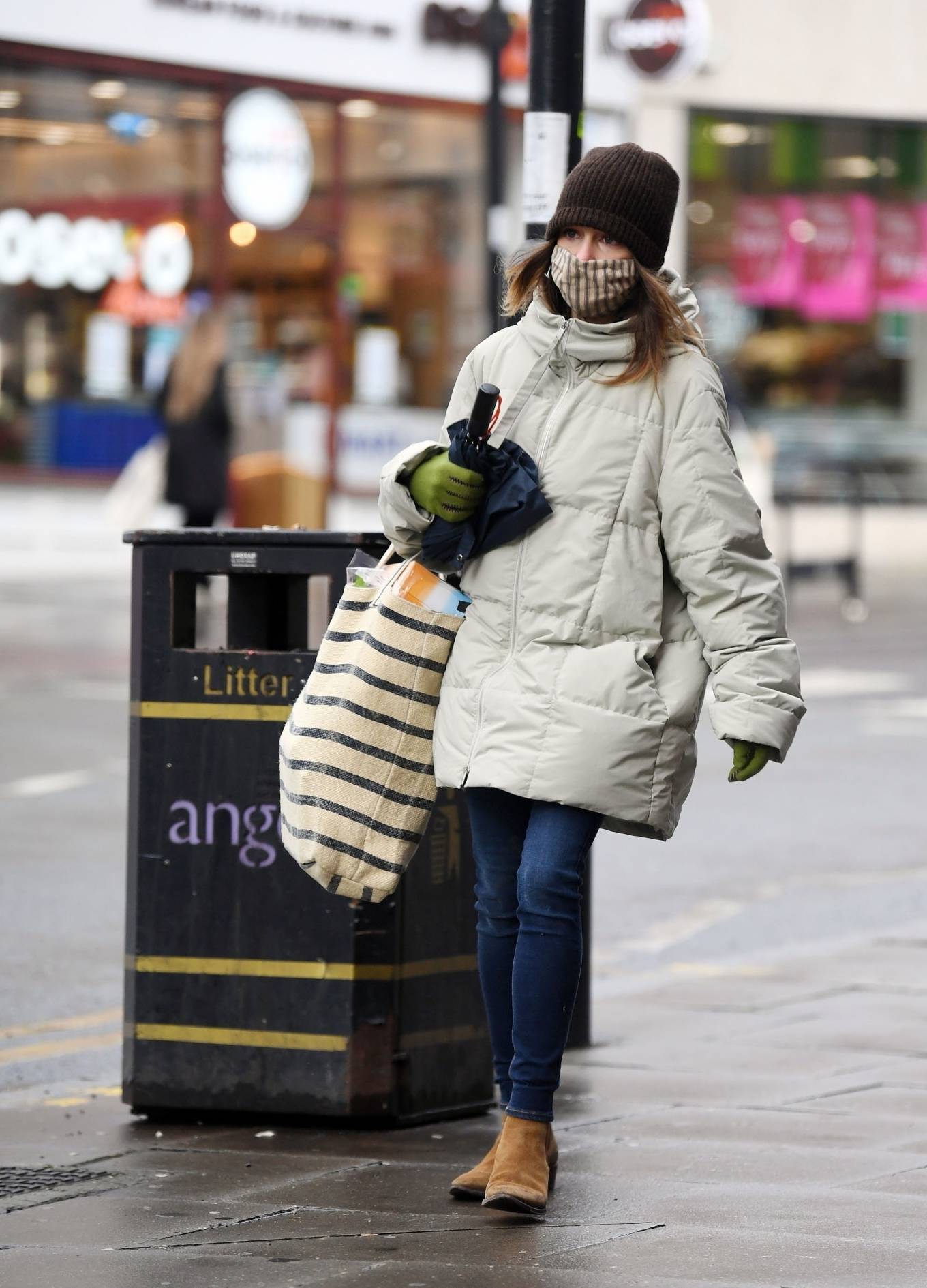 Emilia Clarke – Shopping candids in London