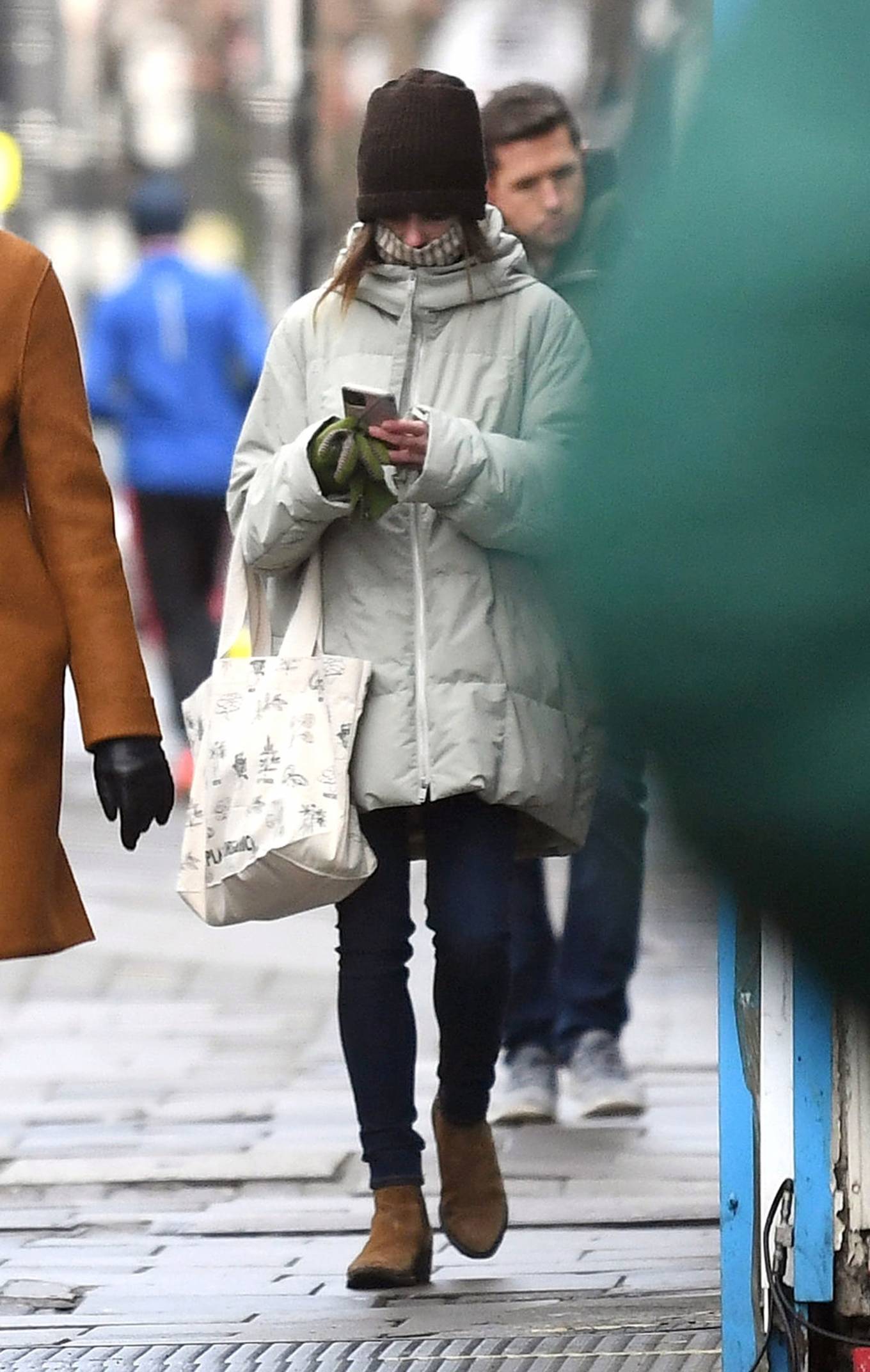 Emilia Clarke – Shopping candids in London