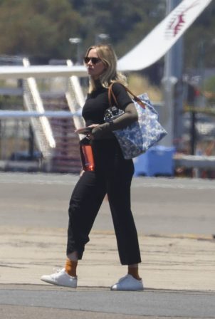 Emily Blunt - Arrives back in Sydney on a private jet