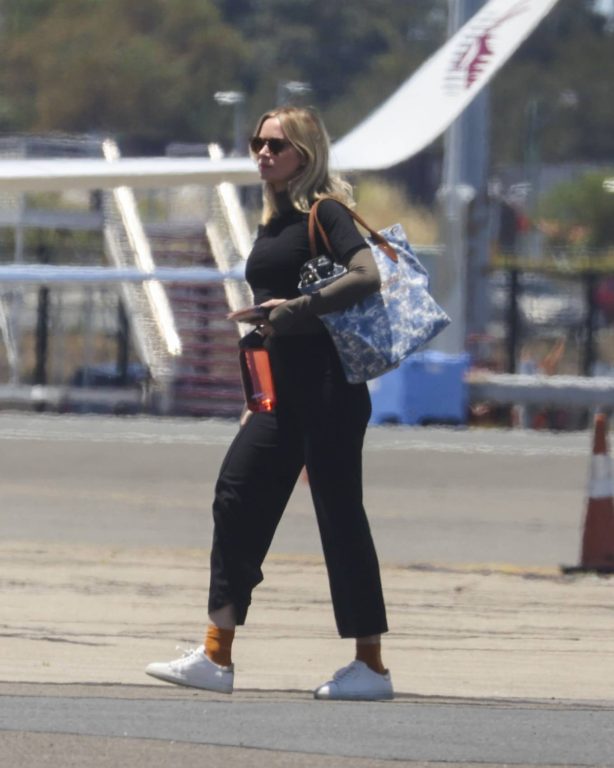 Emily Blunt - Arrives back in Sydney on a private jet