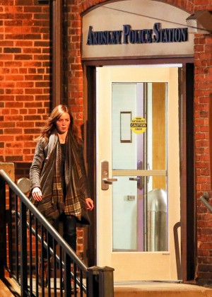 Emily Blunt - Filming at a Police Station in Irvington