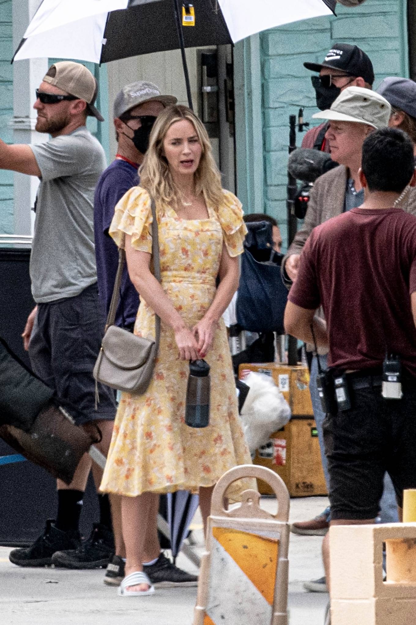 Emily Blunt 2022 : Emily Blunt – Seen shooting crime drama Pain Hustlers with co-star Chris Evans-14