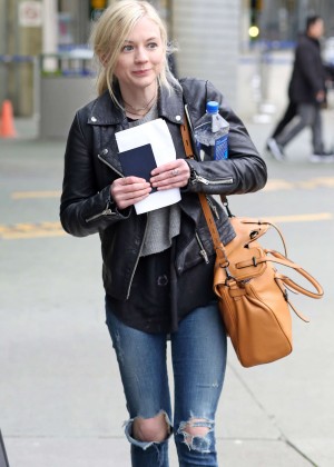 Emily Kinney i Ripped Jeans Arrives in Vancouver