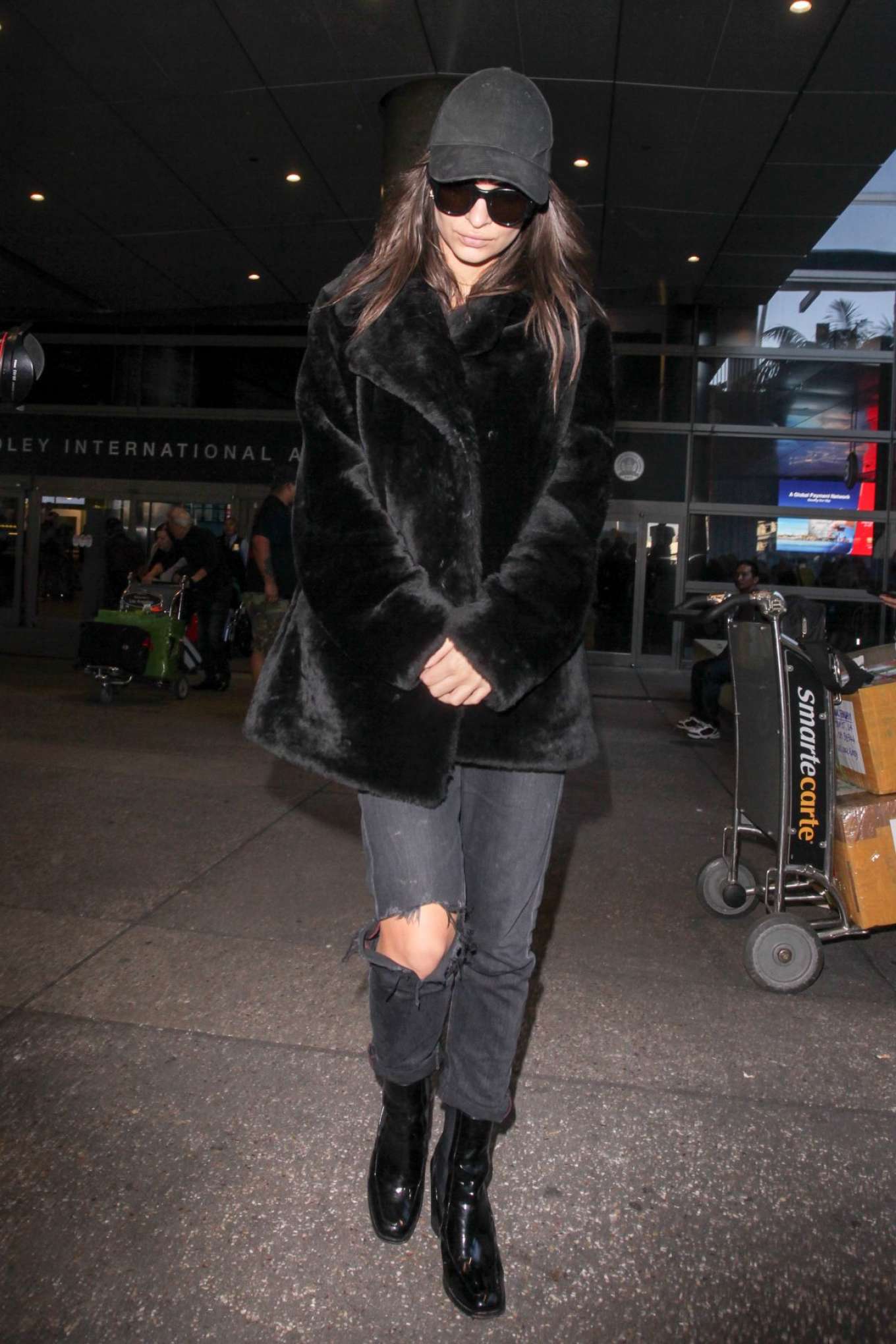 Emily Ratajkowski - Arrives at LAX Airport in Los Angeles