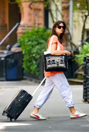 Emily Ratajkowski - Arriving at her apartment in New York