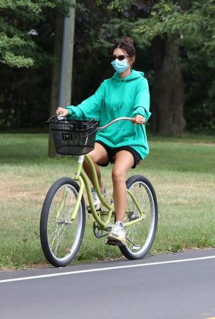 Emily Ratajkowski - Bike ride in the Hamptons - New York