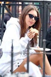 Emily Ratajkowski - Grabs a slice of pizza at Joes in New York City