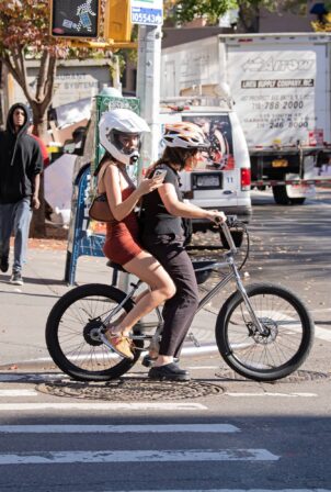 Emily Ratajkowski - On a bike ride with her friend in Soho - New York