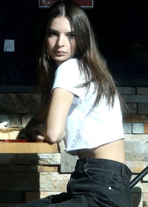 Emily Ratajkowski - Out for lunch in Los Angeles