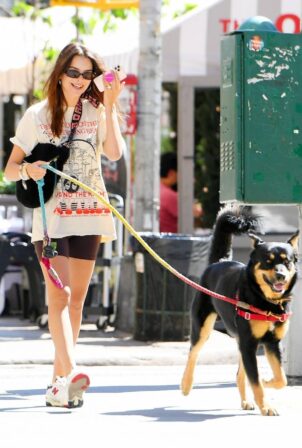 Emily Ratajkowski - Out with her dog Colombo in New York
