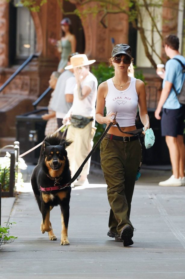 Emily Ratajkowski - Photographed going out for a walk with Colombo in New York
