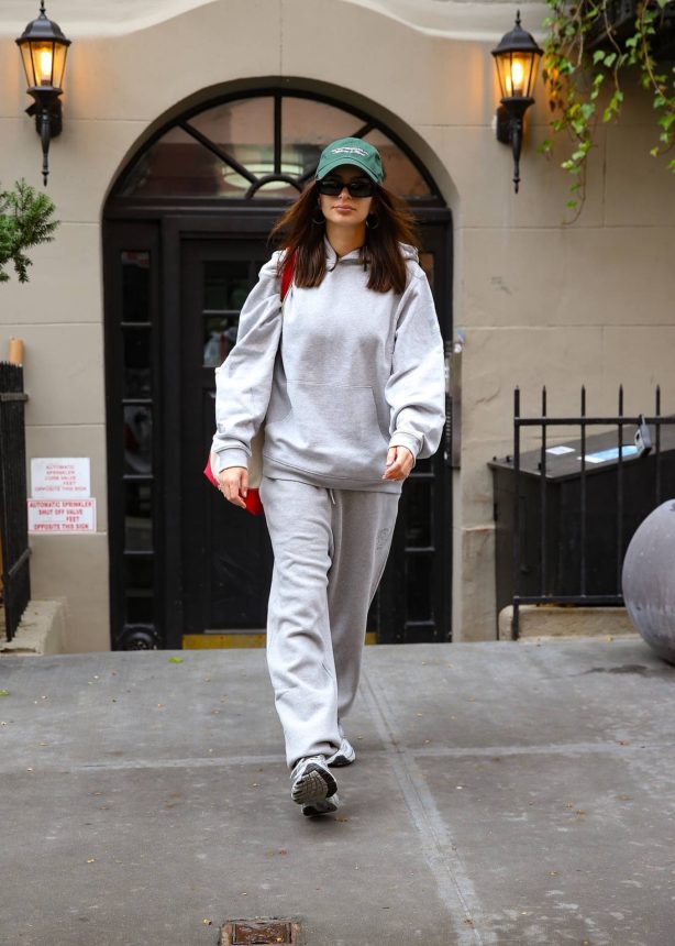 Emily Ratajkowski - Seen as she is seen leaving her apartment in New York