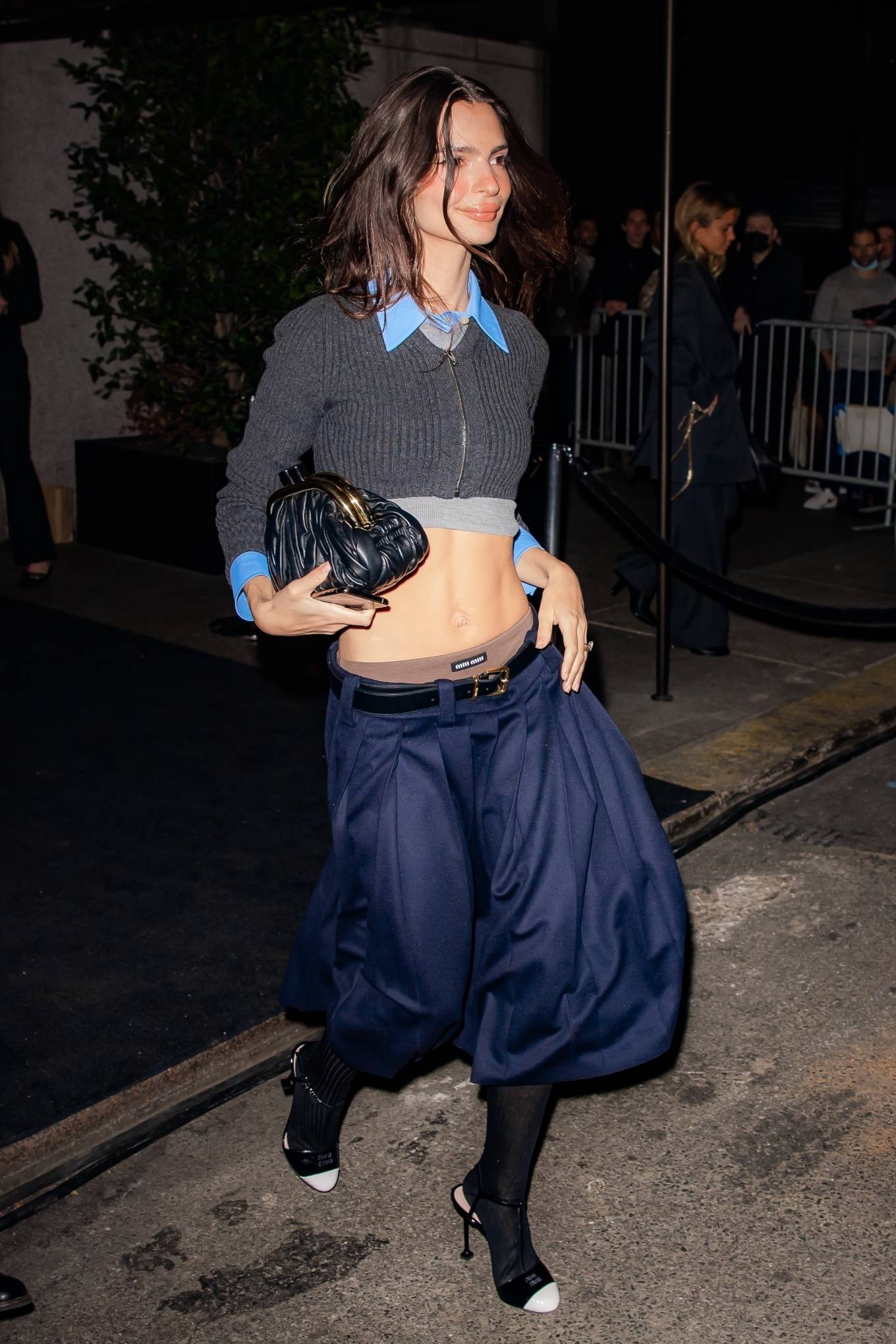 Emily Ratajkowski – Shows off her toned abs in Miu Miu as she leaves ...