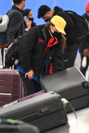 Emily Ratajkowski - Spotted at JFK Airport in New York