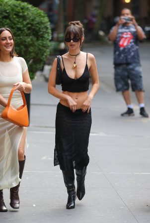 Emily Ratajkowski - Steps out with a close friend in New York