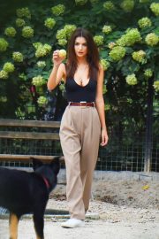Emily Ratajkowski - Takes her pup Colombo to the park in New York City