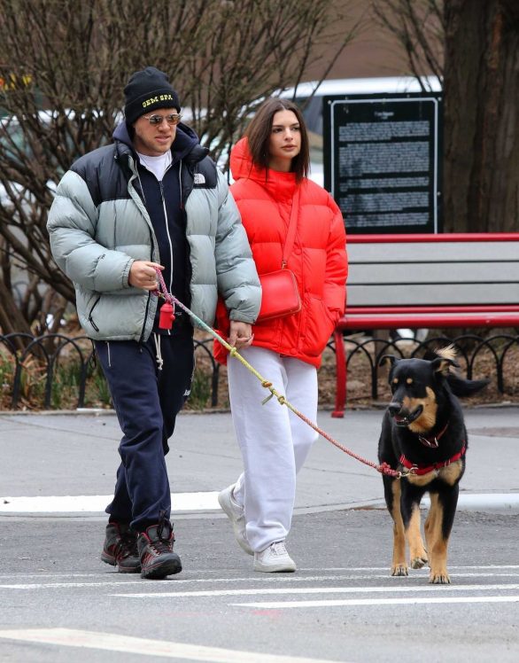 Emily Ratajkowski - Walking her dog Colombo in New York