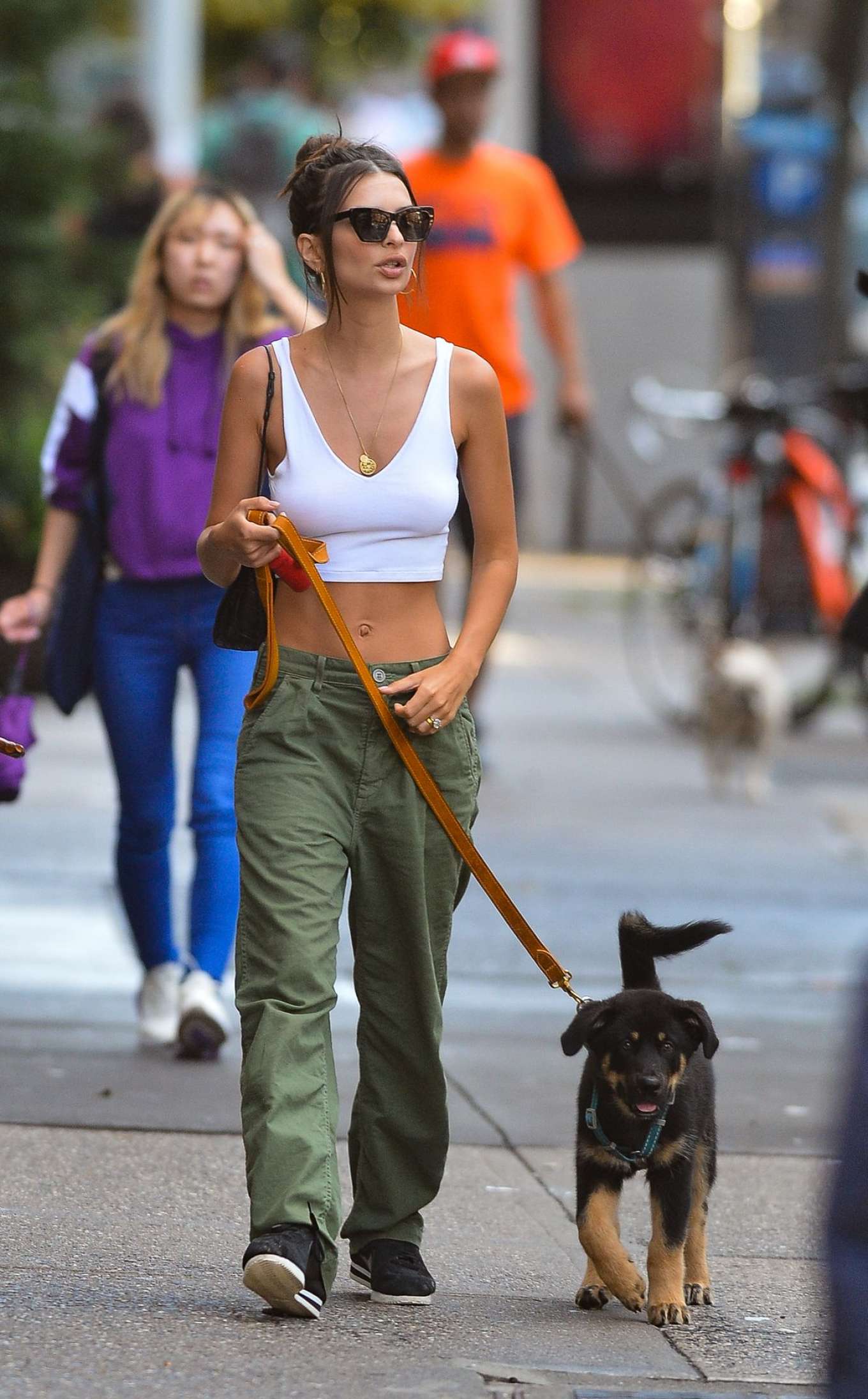 Https Www Gotceleb Com Wp Content Uploads Photos Emily Ratajkowski Walking Her Dog In New York City Emily Ratajk Everyday Outfits Emily Ratajkowski Urban Dog