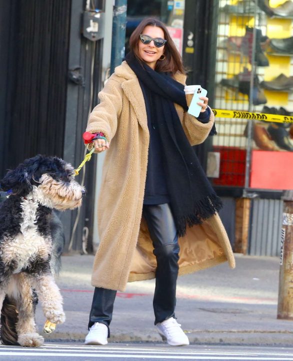 Emily Ratajkowski - Walks her dog Colombo in the Tribeca