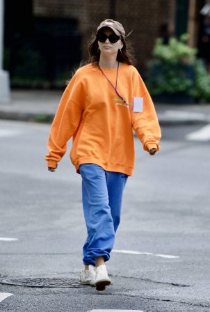 Emily Ratajkowski - Wearing baggy outfit on a stroll in New York