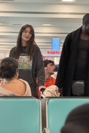 Emily Ratajkowski - With Moses Sumney leaving holiday in the Cayman Islands