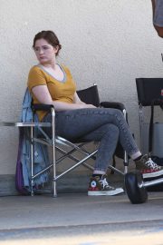 Emma Kenney - Film scenes for 'Shameless' at a grocery store in LA