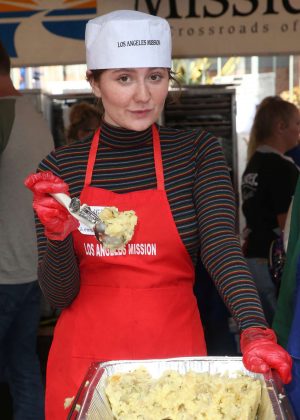 Emma Kenney - Los Angeles Mission Thanksgiving Meal for the Homeless