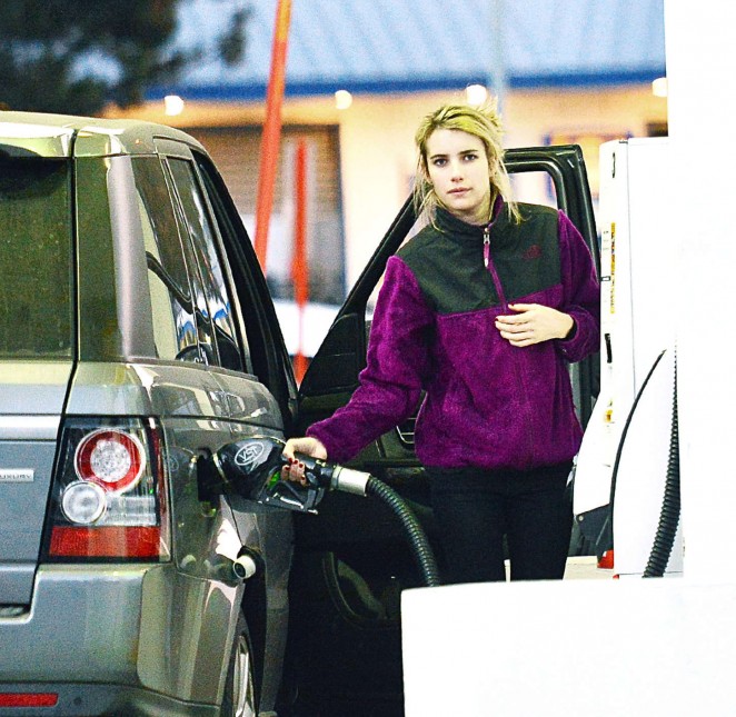 Emma Roberts - Getting gas in Big Bear Lakes