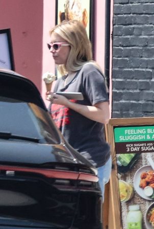 Emma Roberts - Seen while out in Los Angeles