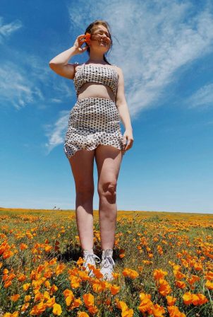 Emma Rose Kenney - Photoshoot in a field