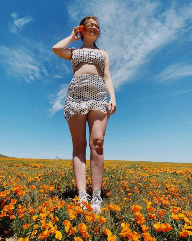 Emma Rose Kenney - Photoshoot in a field