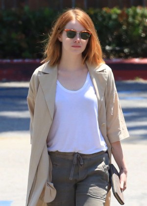 Emma Stone - Grocery shopping at Ralph's in Malibu