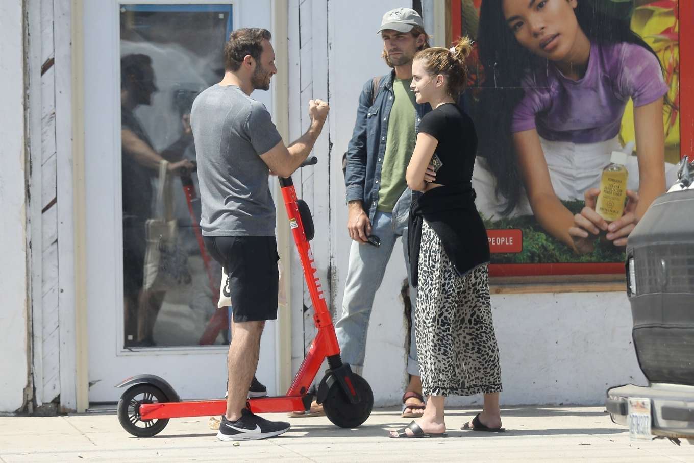 Emma Watson â€“ Out for lunch at double-zero pizza in Venice