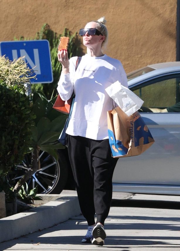 Erika Jayne - Shopping from bakery in Los Angeles