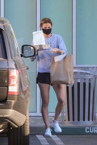 Erin Andrews - Spotted while picking up lunch in Los Angeles