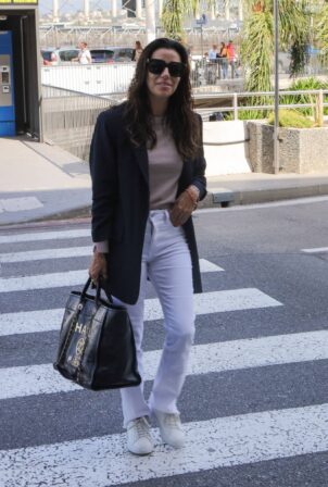 Eva Longoria - arrives at the airport in Nice