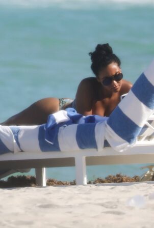 Evelyn Lozada and Shaniece Hairston - Spotted on the beach in Miami