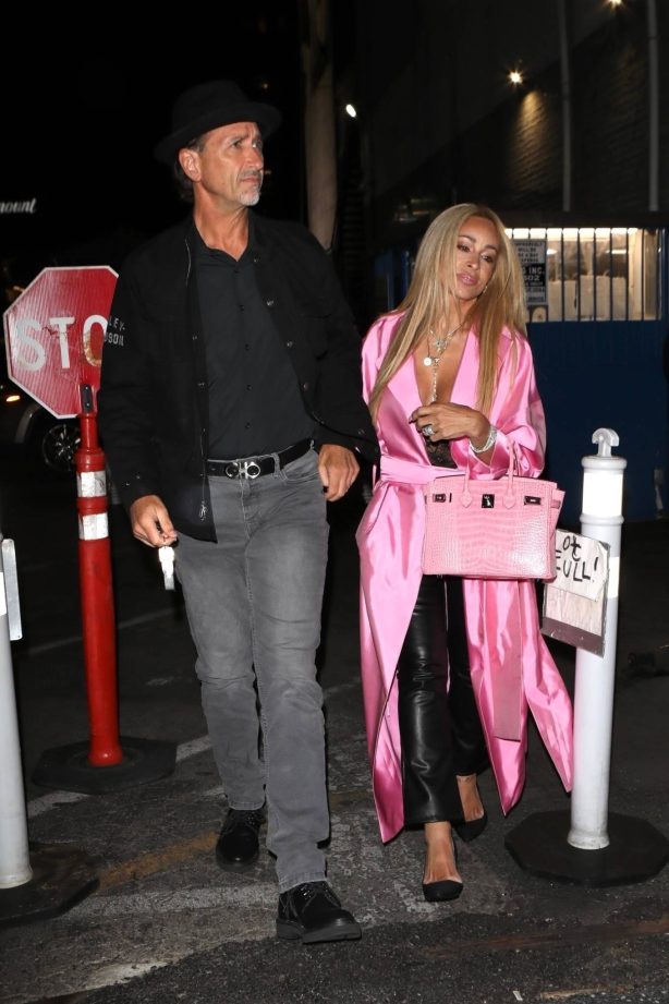 Faye Resnick - Arrives at the Paris Hilton concert in Los Angeles