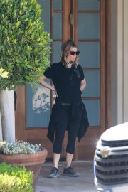 Fergie - Waits For Her Personal Trainer in Santa Monica