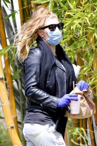 Fergie - Wearing a mask and latex gloves in Santa Monica