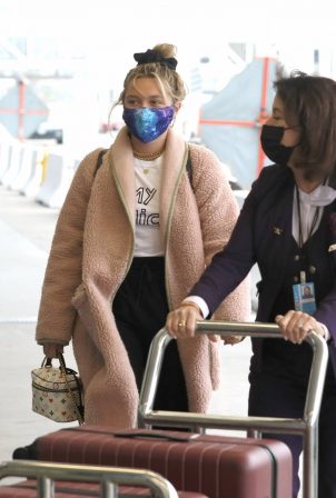 Florence Pugh - Catches a flight out of Los Angeles