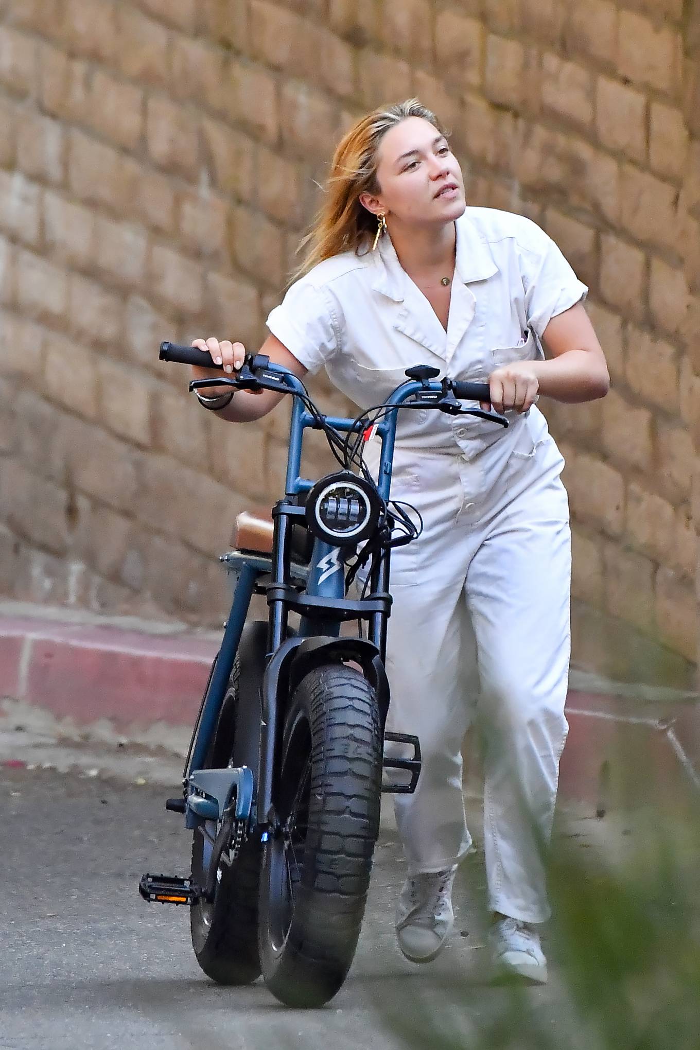 Florence Pugh - E-bike ride with a friend in Pasadena