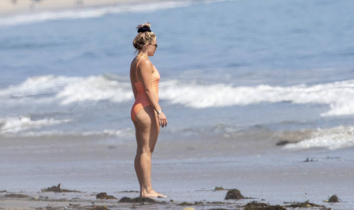 Florence Pugh - In bikini in Malibu. 