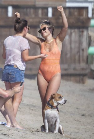 Florence Pugh - In bikini in Malibu