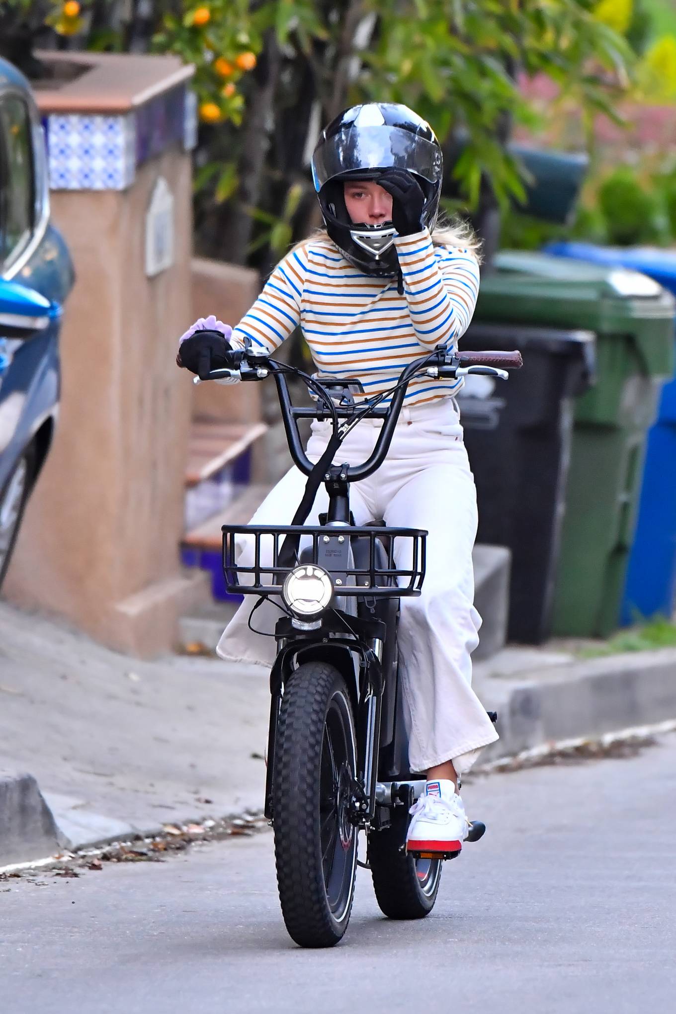 Florence Pugh - Riding electric bike in Pasadena