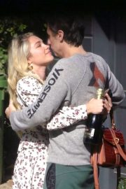Florence Pugh - Shares a kiss with boyfriend Zach Braff in London
