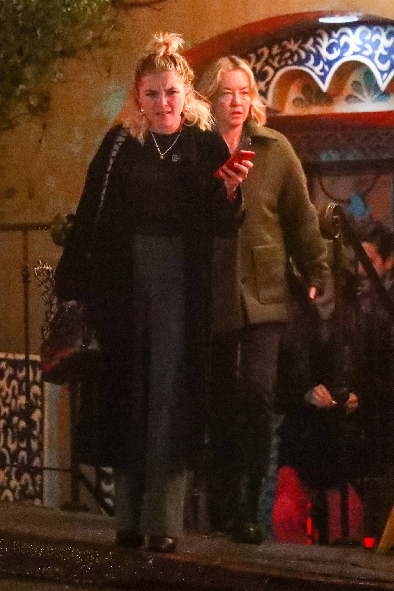 Florence Pugh - With her mom On a dinner in Brentwood