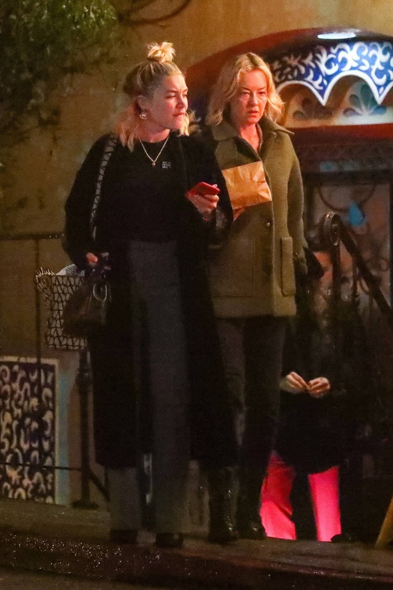 Florence Pugh 2023 : Florence Pugh – With her mom On a dinner in Brentwood-08
