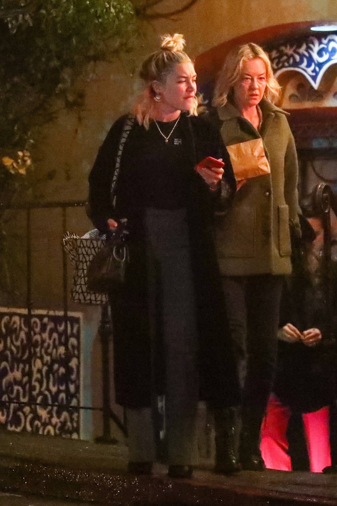 Florence Pugh 2023 : Florence Pugh – With her mom On a dinner in Brentwood-09
